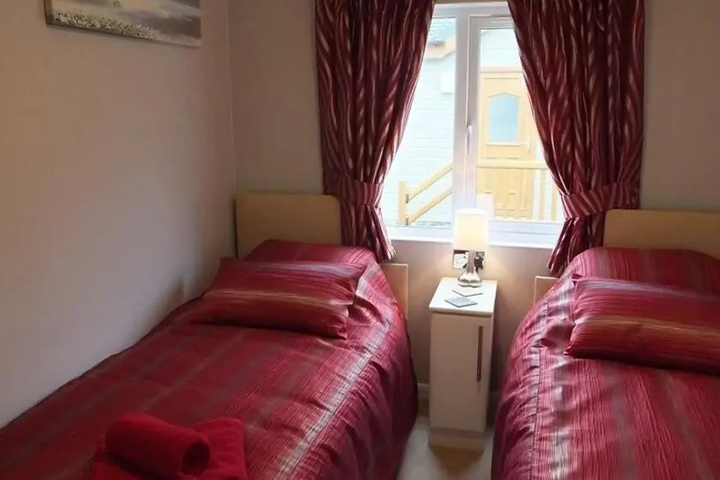 Room 4 of 10