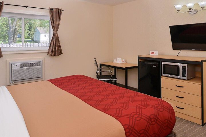 1 Queen Bed (4 of 17)