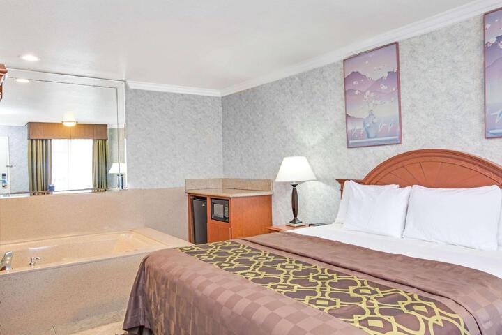 1 King Bed (13 of 13)