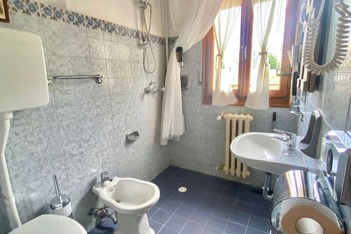 Room 9 of 13