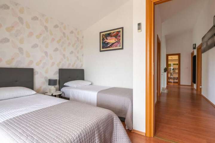 Room 6 of 42