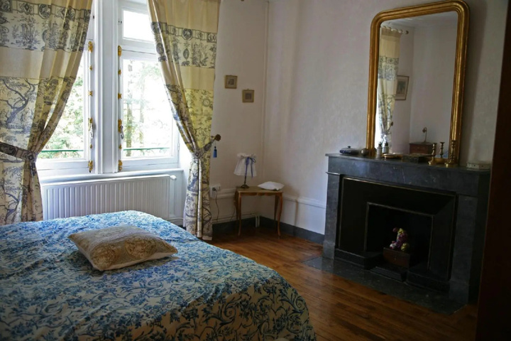 Room 6 of 9