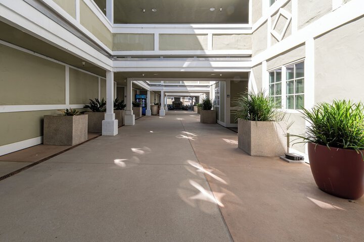 Ballroom/Hall 76 of 99