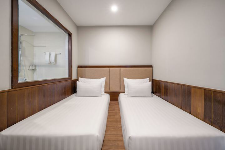 Room 6 of 74