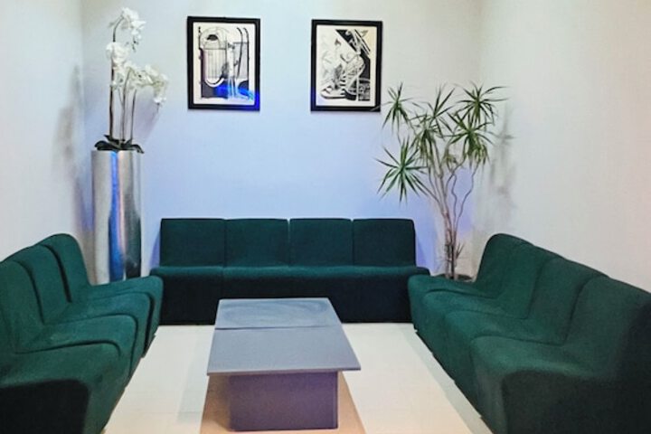 Lounge 63 of 102