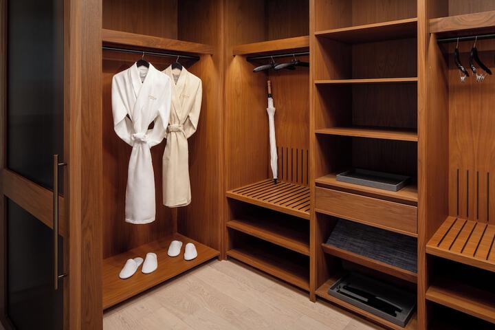 Room 56 of 243