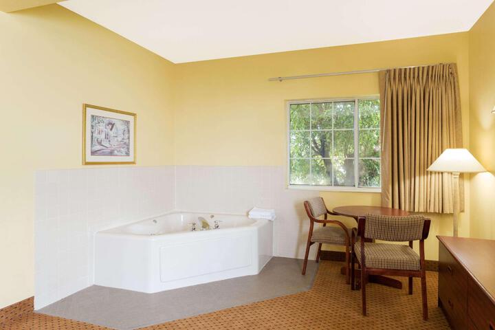Standard Double Room (1 of 6)