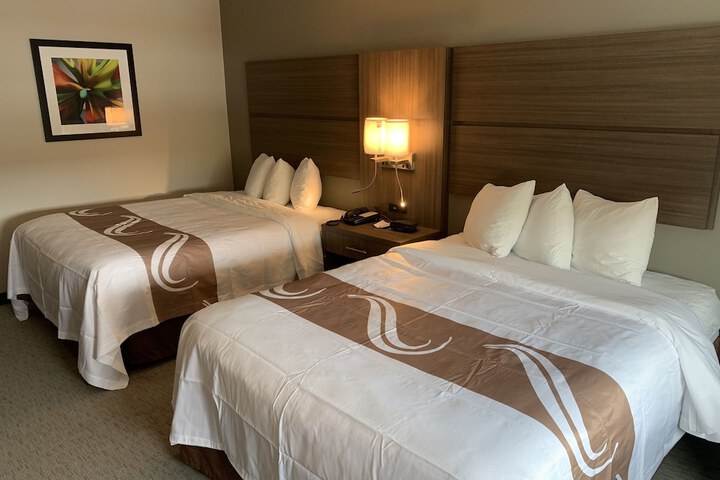 1 Queen Bed Accessible (7 of 10)