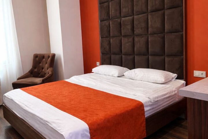 Fama 12 Hotel