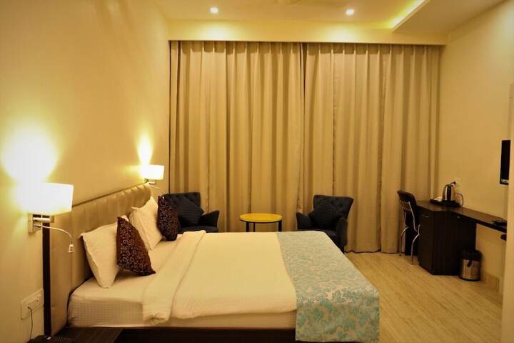 Room 9 of 16