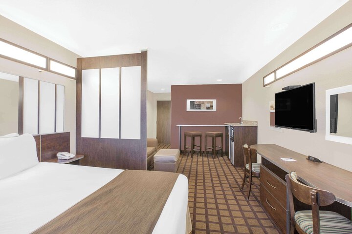 1 Queen Bed Accessible Room (10 of 19)