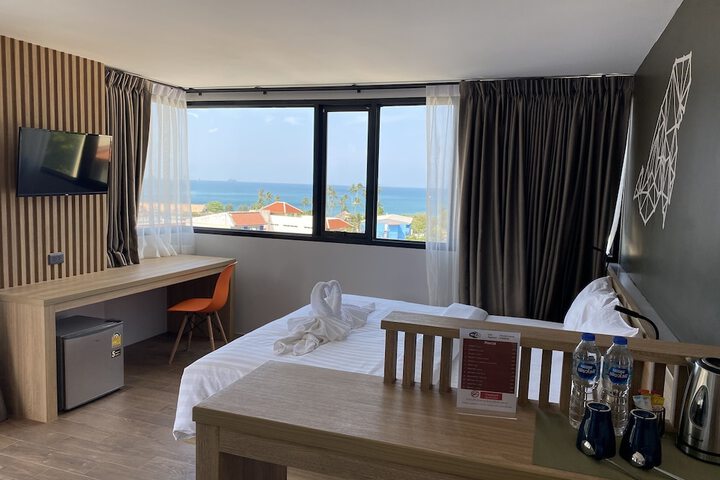 Room 33 of 102
