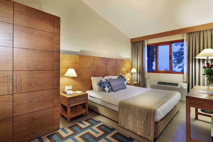 Room 27 of 152