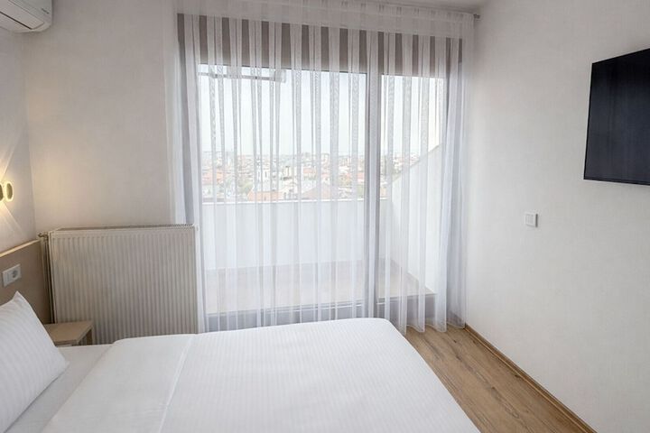 Room 9 of 38