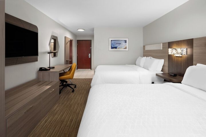 2 Queen Beds (1 of 14)