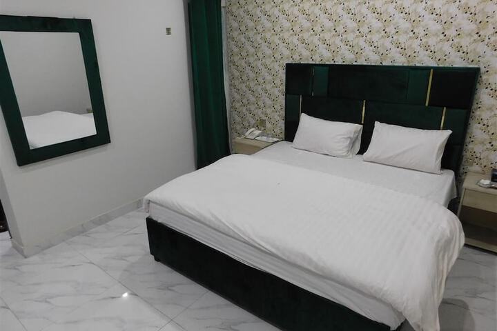 Room 8 of 9