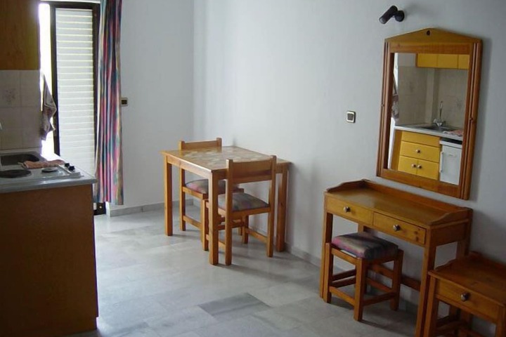 Room 10 of 28