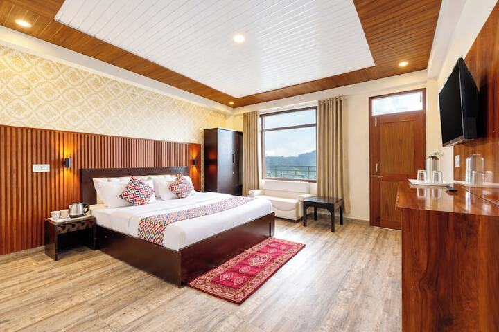 Room 6 of 8