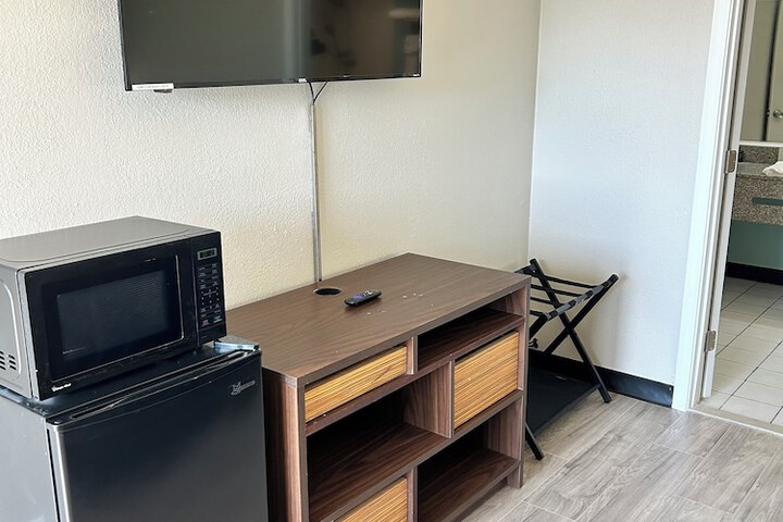 1 Queen Bed (2 of 14)