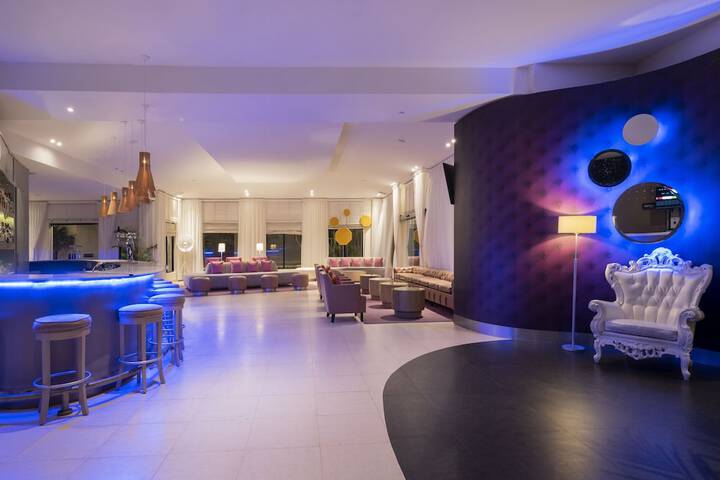 Lounge 105 of 143