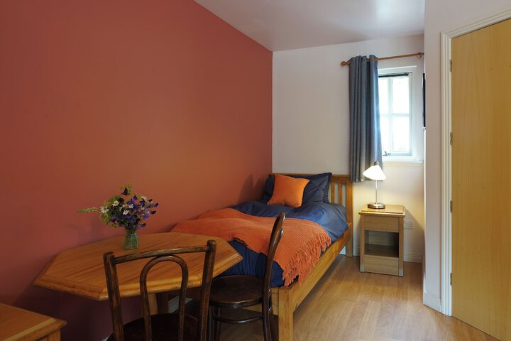 Room 4 of 33