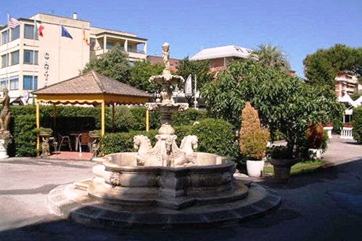 Hotel Exterior 17 of 22