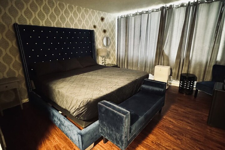 Room 18 of 77