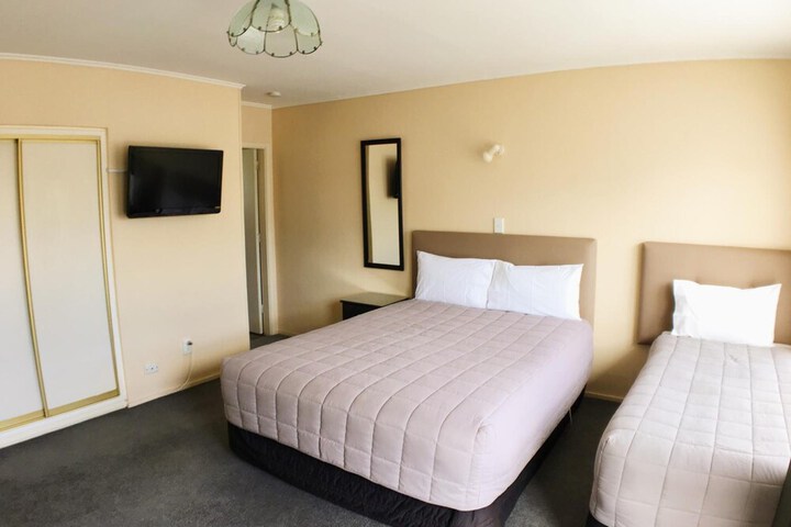 Room 8 of 33