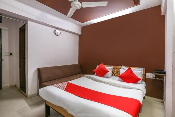 Flagship 70206 Lake View Hotel
