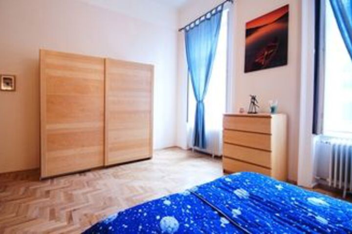 Room 7 of 18