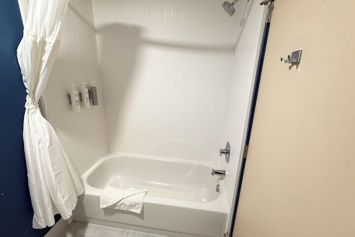 2 Queen Beds (5 of 8)