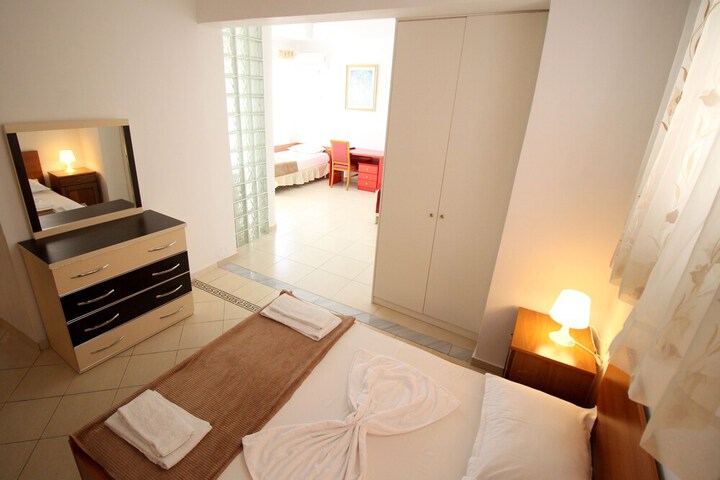 Room 45 of 177