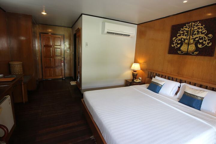 Room 8 of 66