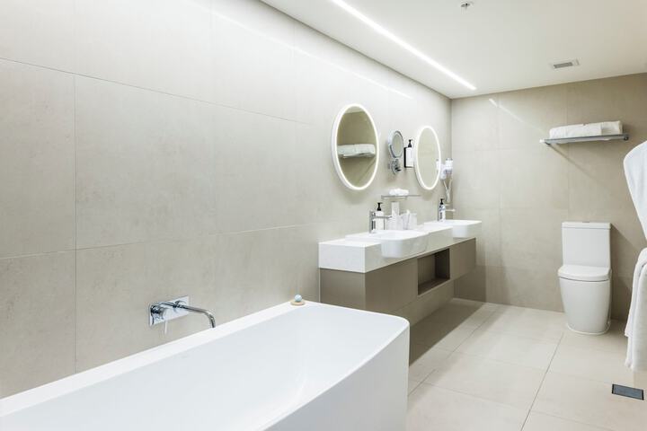 Deep soaking bathtub