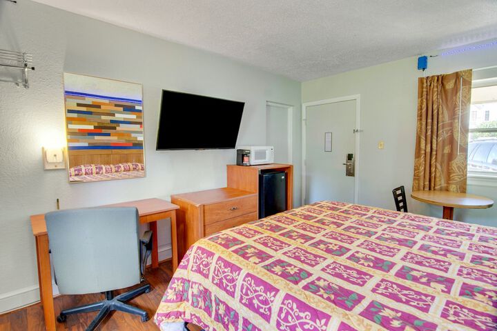 1 Queen Bed (9 of 10)