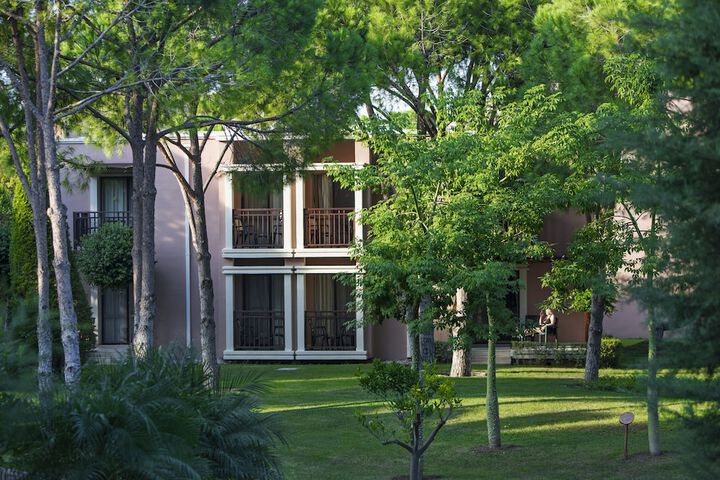 Hotel Exterior 93 of 102