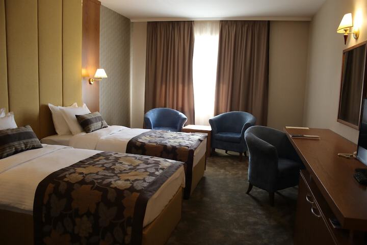 Room 12 of 93