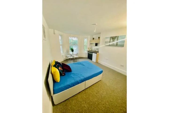 Room 5 of 10