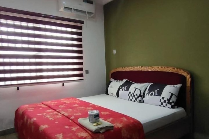 Room 4 of 8