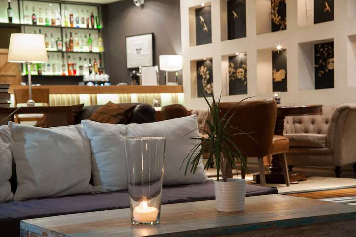 Lounge 68 of 85