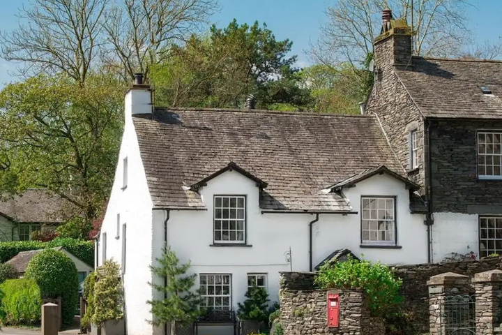 Vintage Holiday Home at Clappersgate District With Fireplace