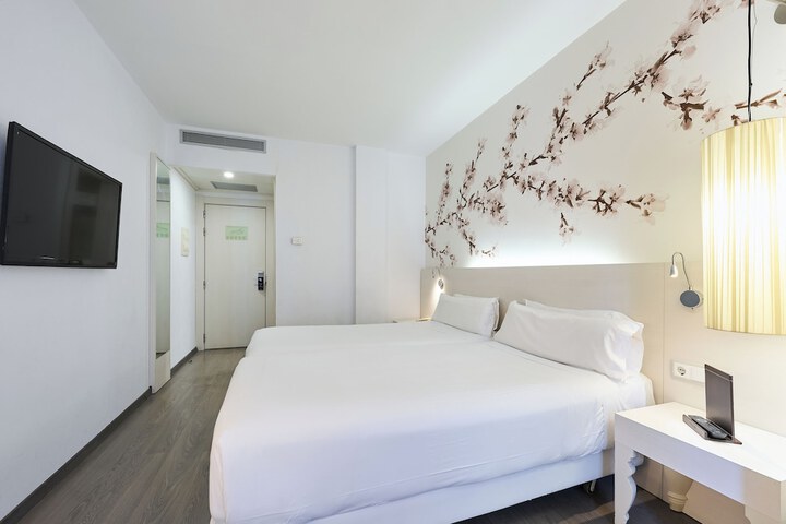 Room 7 of 32