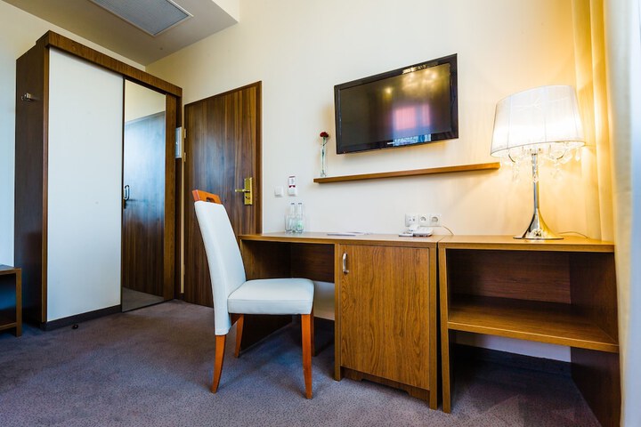 Room 2 of 32