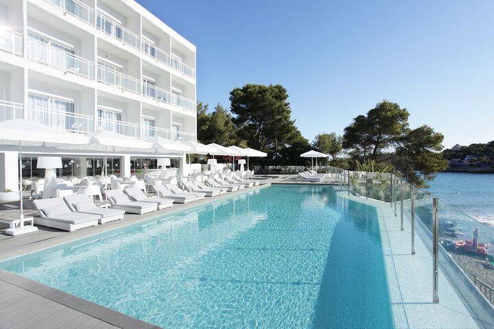 Hotel Pool