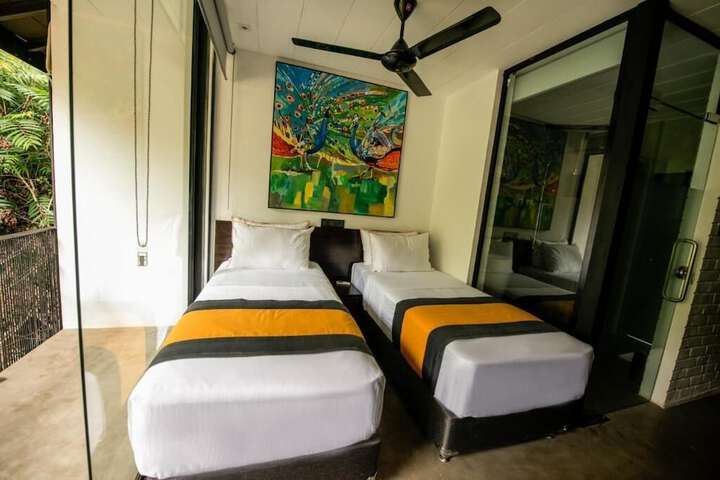 Room 2 of 33