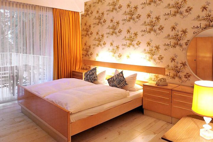 Room 6 of 35