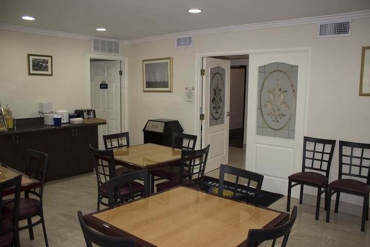 Breakfast area