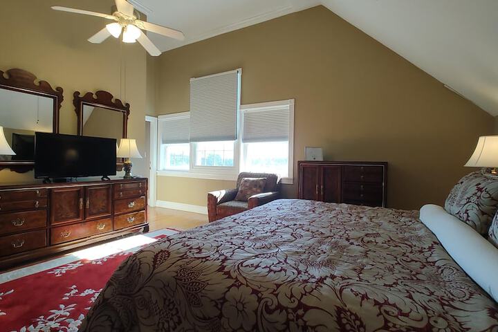 Diplomat Luxury King Bed Harbour View (31 of 32)