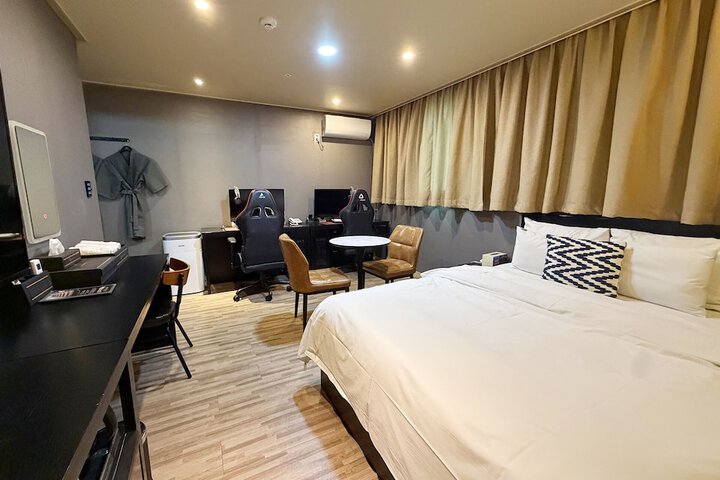 Room 28 of 73