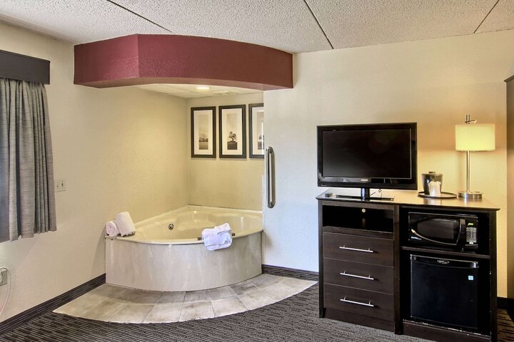 Romantic King Bed Jetted Tub (14 of 21)